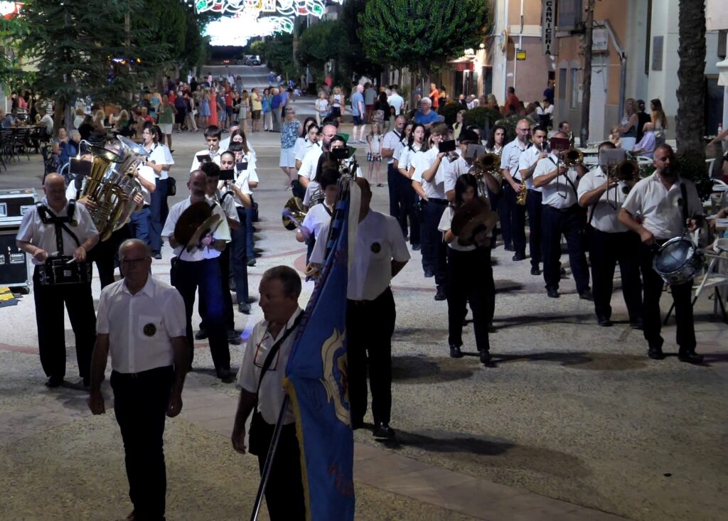 ACOMPAÑA A LA BANDA