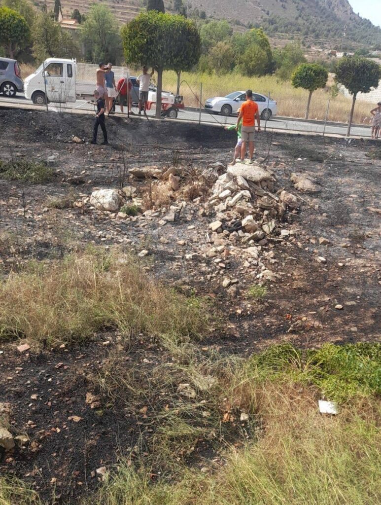 Rápida intervención vecinal y municipal controla un pequeño incendio en un solar de La Romana